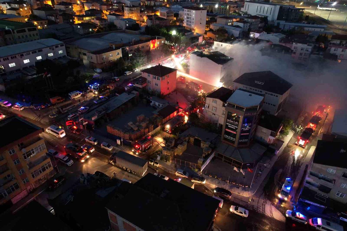 Pendik'te Palet Fabrikasında Yangın