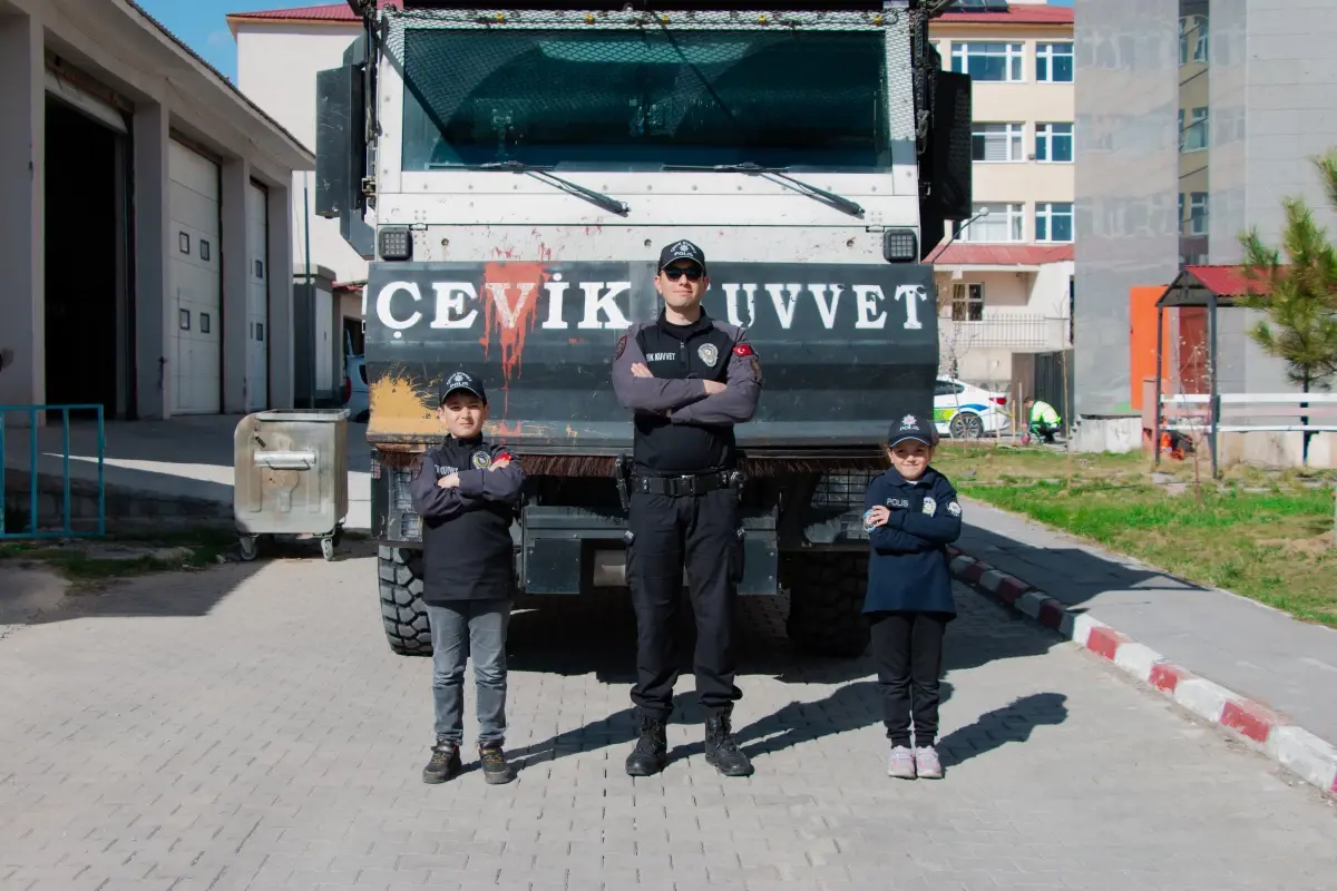 Erciş'te Polisi Taklit Eden Çocuklar, 23 Nisan Bayramında Görevde