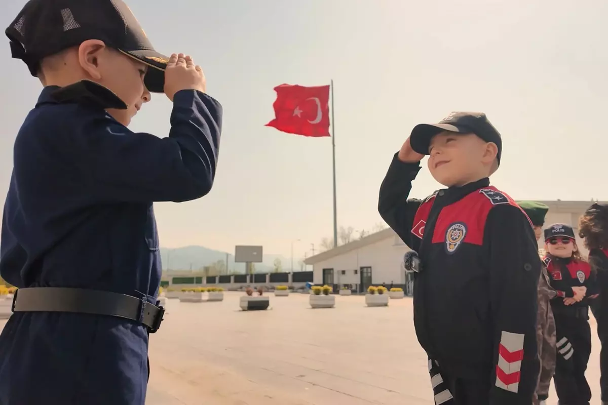 Polis üniformalı çocuklardan '23 Nisan' klibi