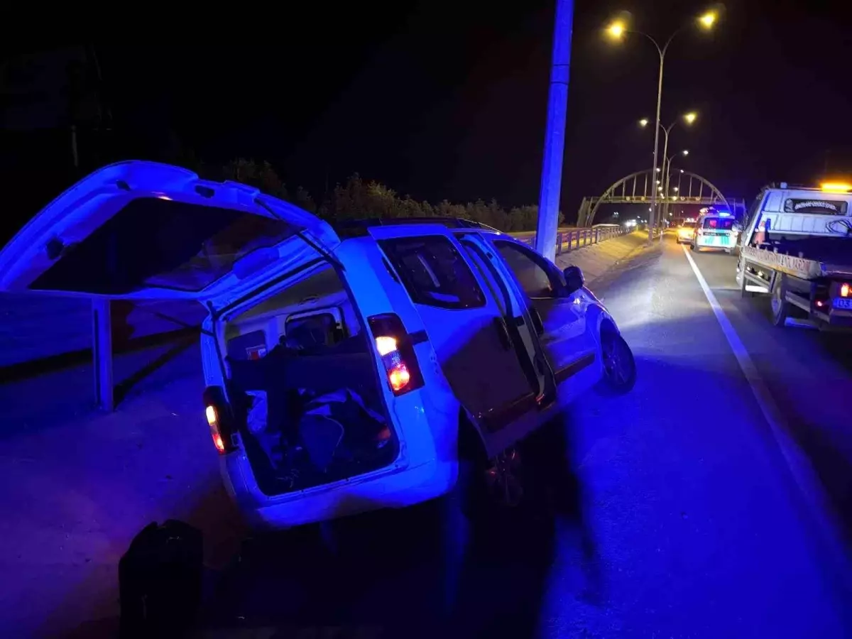 Afyonkarahisar'da Kontrolden Çıkan Araçta İki Yaralı