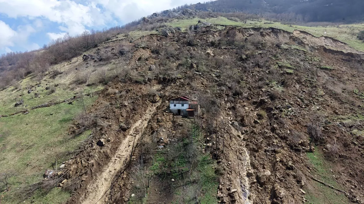 Trabzon'da Heyelan: Boş Ev Yıkıldı, Halk Jandarmanın Uyarılarıyla Kurtuldu