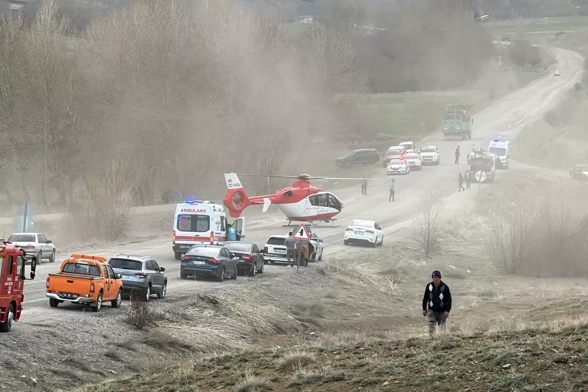 Sivas'ta öğretmenleri taşıyan minibüs kaza yaptı: 1 ölü, 2'si ağır 14 yaralı