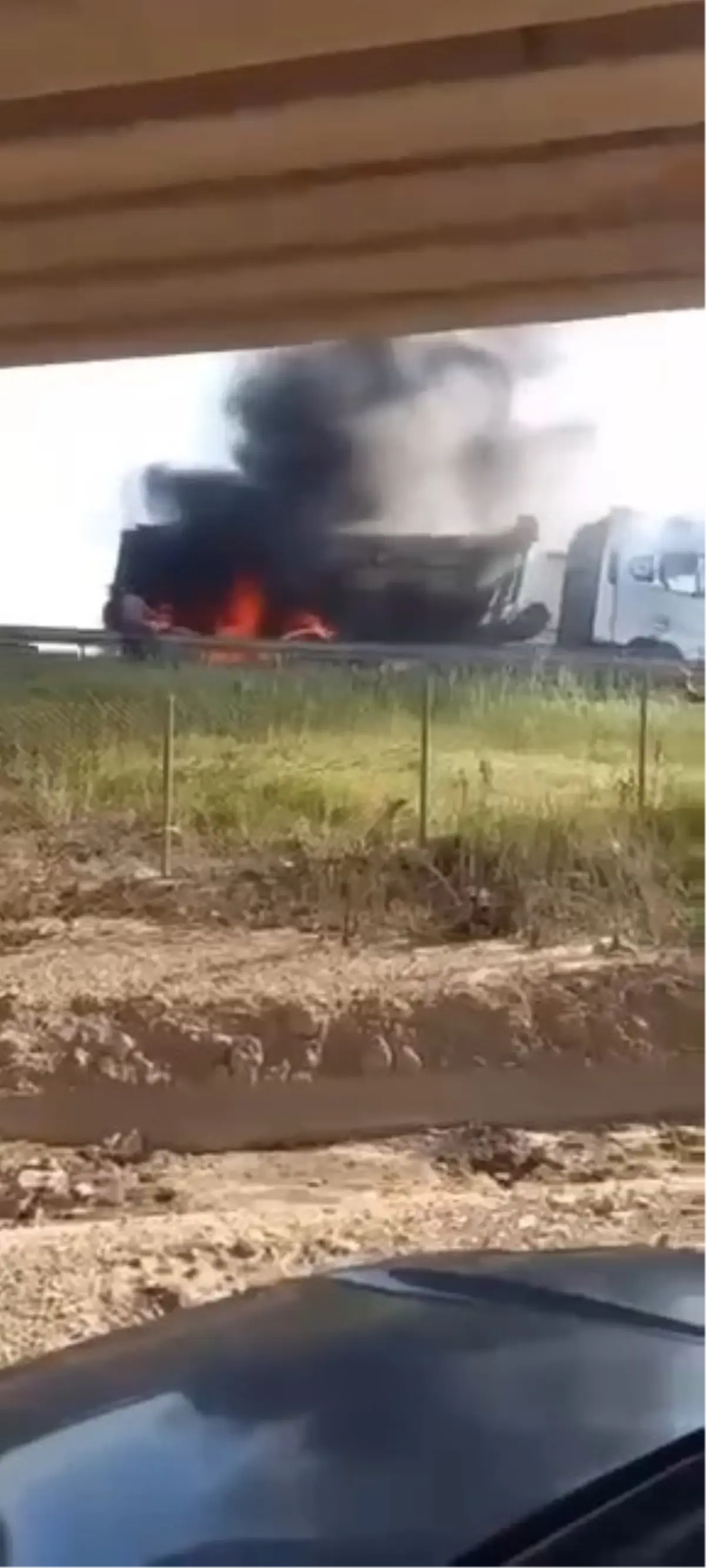Kocaeli'de TIR Yangını: Trafik Durduruldu