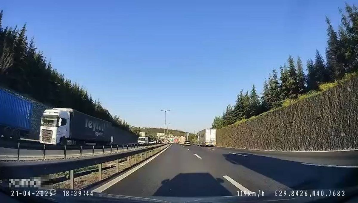 Tır Kazası Araç Kamerasında Görüntülendi