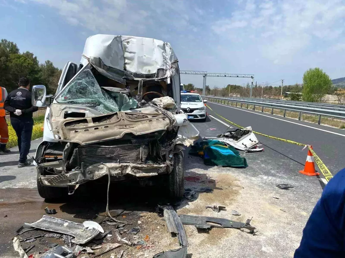 Denizli'de Minibüs Tıra Çarptı, Sürücü Hayatını Kaybetti