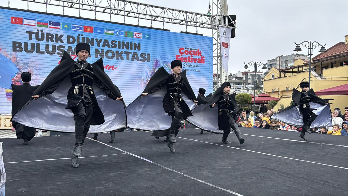 Türk Dünyası Çocuk Festivali'nde Halk Oyunları Gösterisi Beğeni Topladı