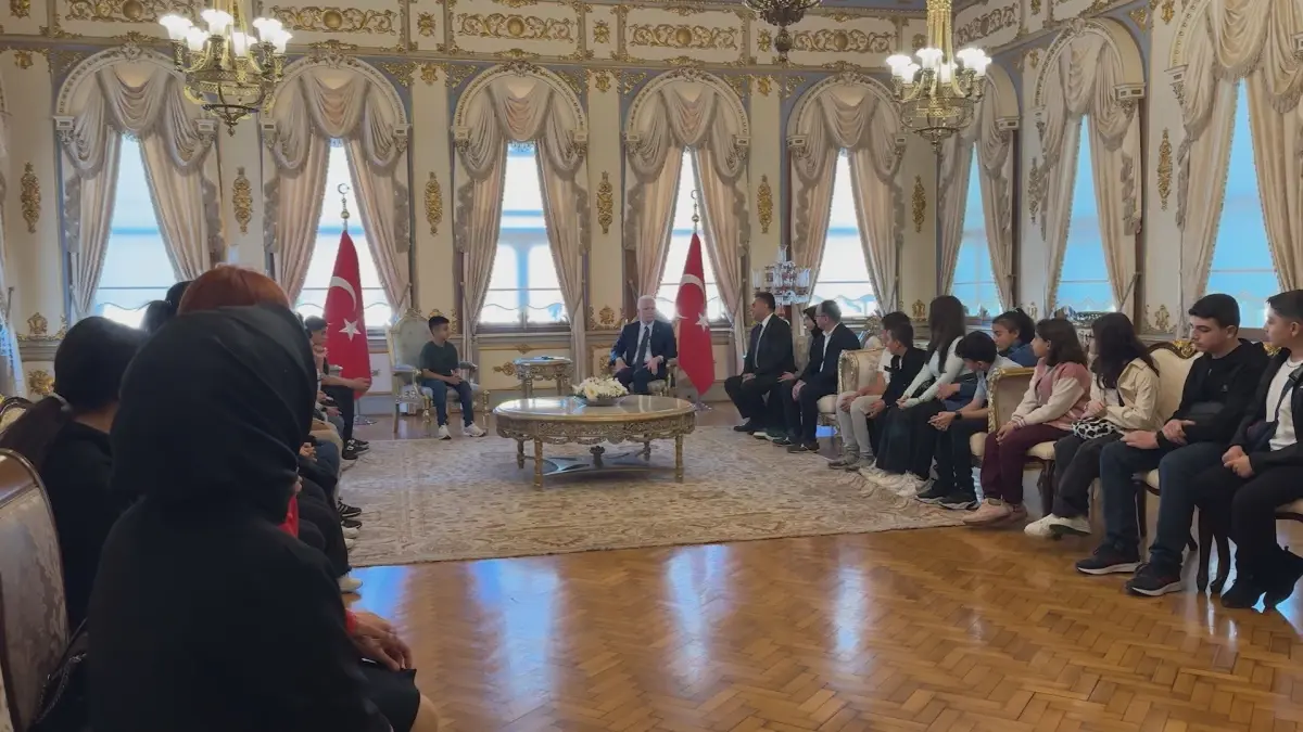 İstanbul Valisi Davut Gül, 23 Nisan Bayramı Nedeniyle Öğrencileri Ağırladı