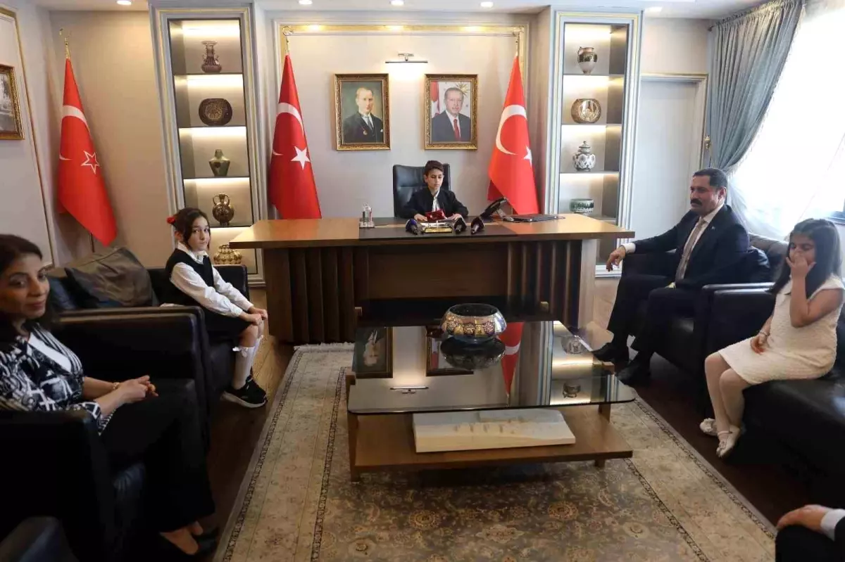 Hatay Valisi 23 Nisan Ulusal Egemenlik ve Çocuk Bayramı'nda Makamını Çocuğa Devretti