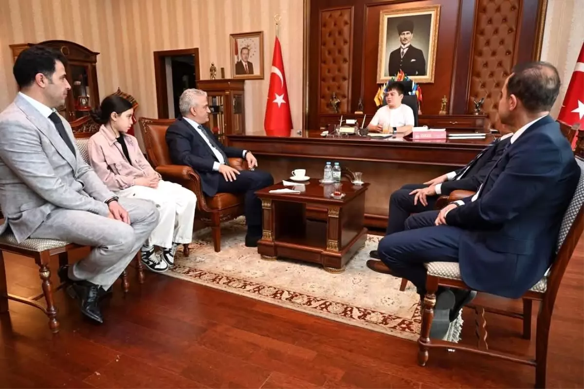 Kırıkkale'de Vali Makas, 23 Nisan Bayramı'nda Koltuğunu Öğrencilere Devretti