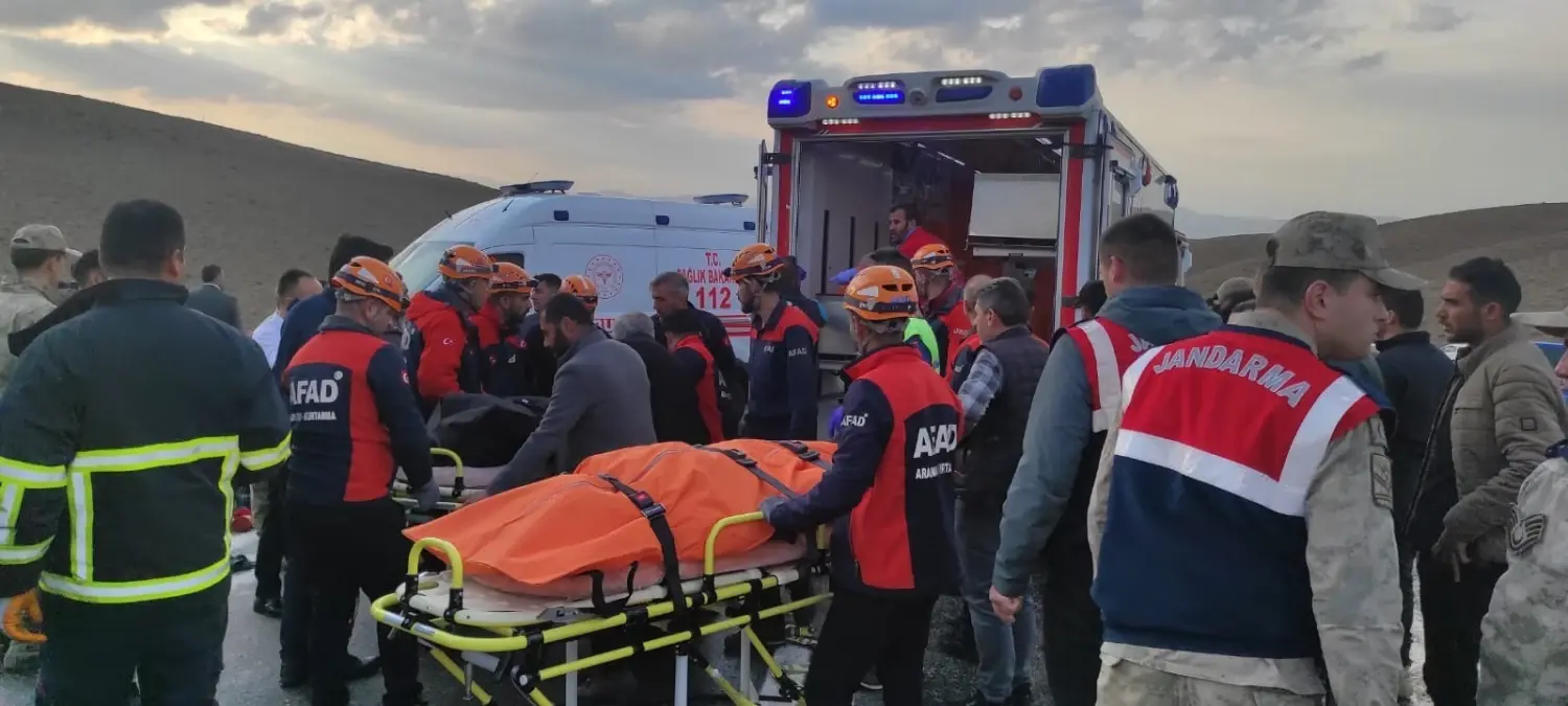 Van'da Minibüs ve Kamyon Çarpıştı: 6 Ölü, 13 Yaralı
