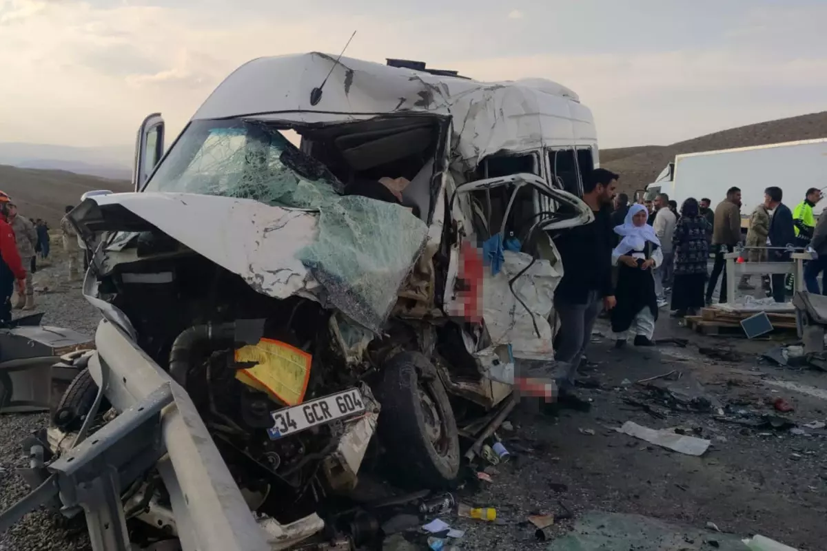 Van'da katliam gibi kaza: 7 ölü, 12 yaralı