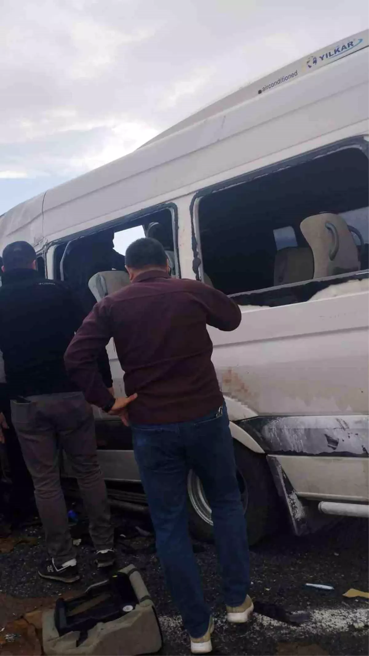 Başkale'de Yolcu Minibüsü ile Kamyonet Çarpıştı: Ölü ve Yaralılar Var