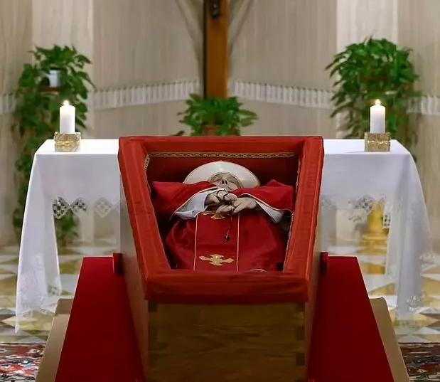 Vatikan, Papa Francis'in tabuttaki fotoğraflarını yayınladı