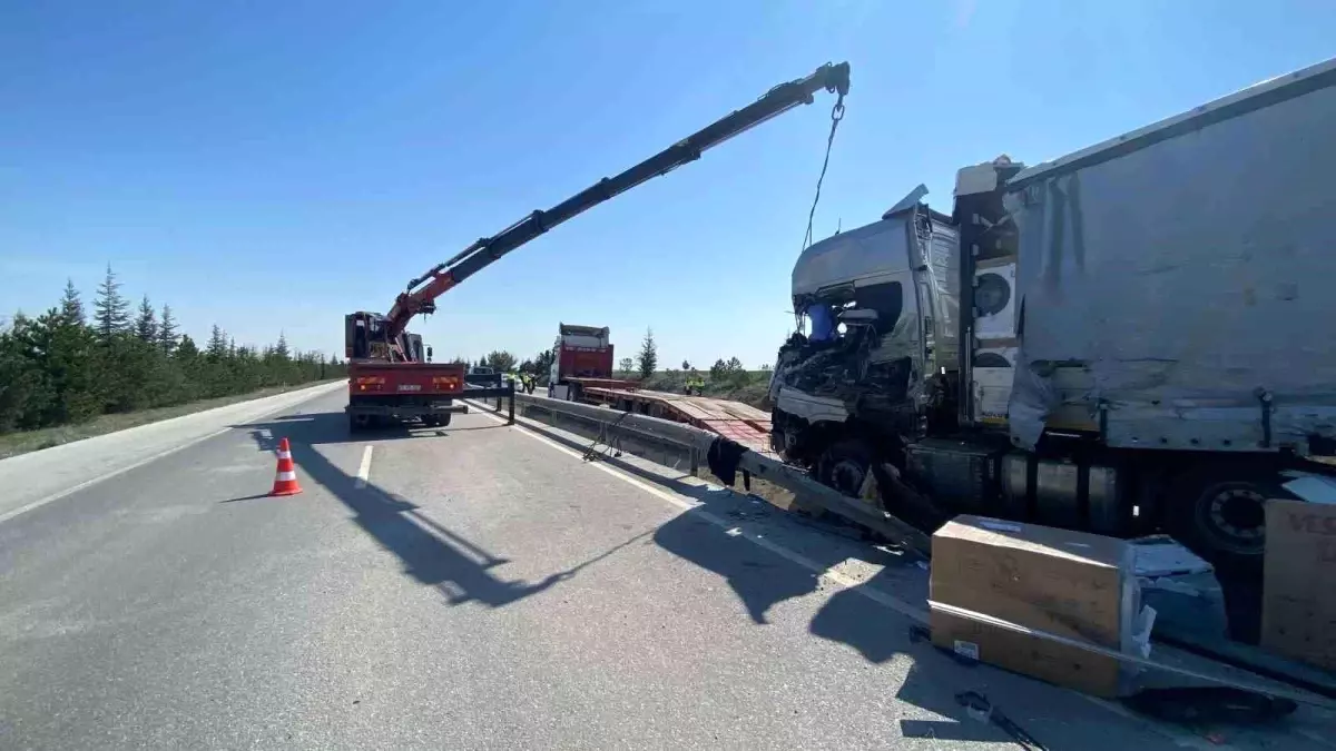 Afyonkarahisar'da Vestel Yüklü Tır Devrildi: 2 Yaralı