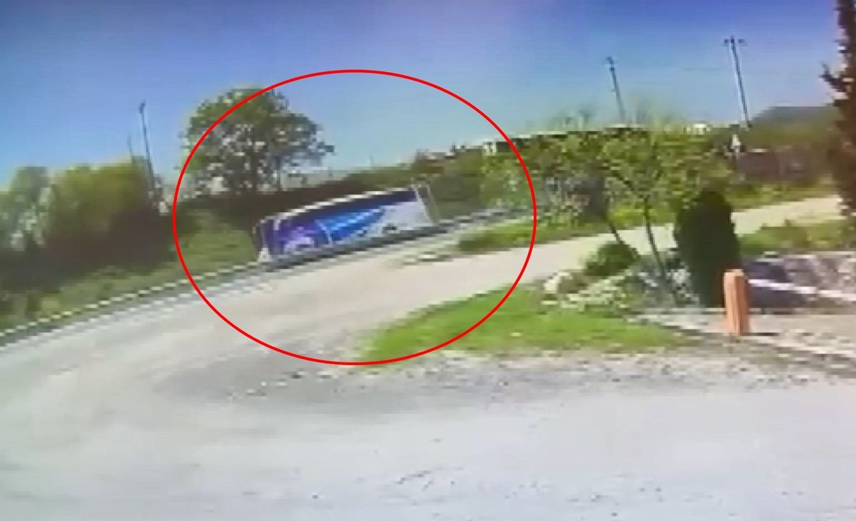 Yalova-Bursa Yolunda Otobüs Devrildi: Kaza Anı Kamerada