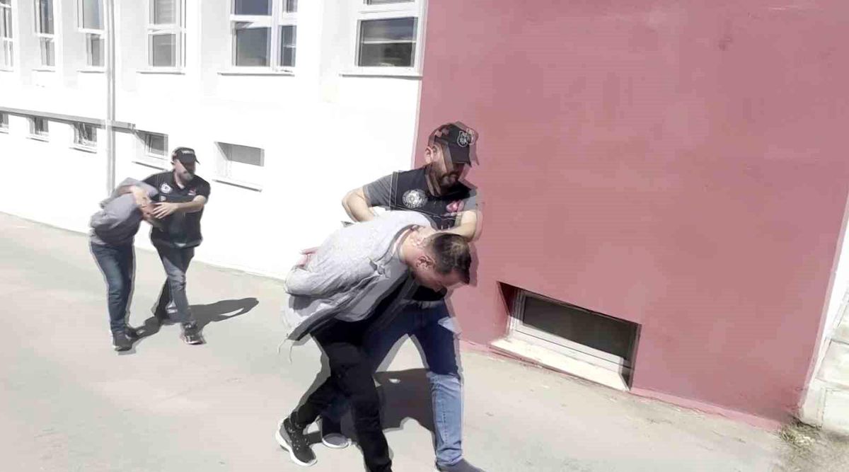 Adana'da Otoyolda Uyuşturucu Operasyonu: 2 Kilo 370 Gram Esrar Ele Geçirildi