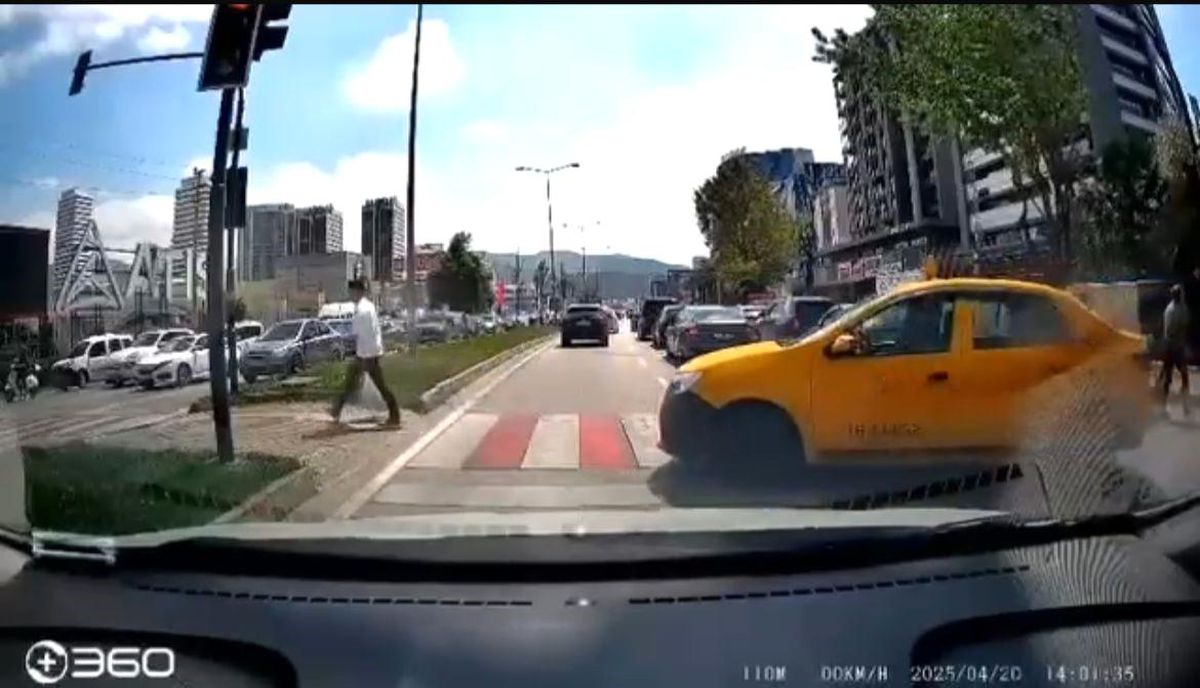 Bursa'da Taksi Şoföründen Yaya Geçidinde Skandal Davranış