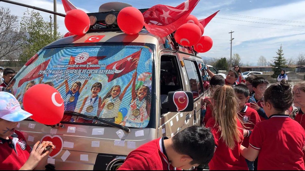 Erzincan'da 23 Nisan İçin Keklerle Dolu Sürpriz Araç