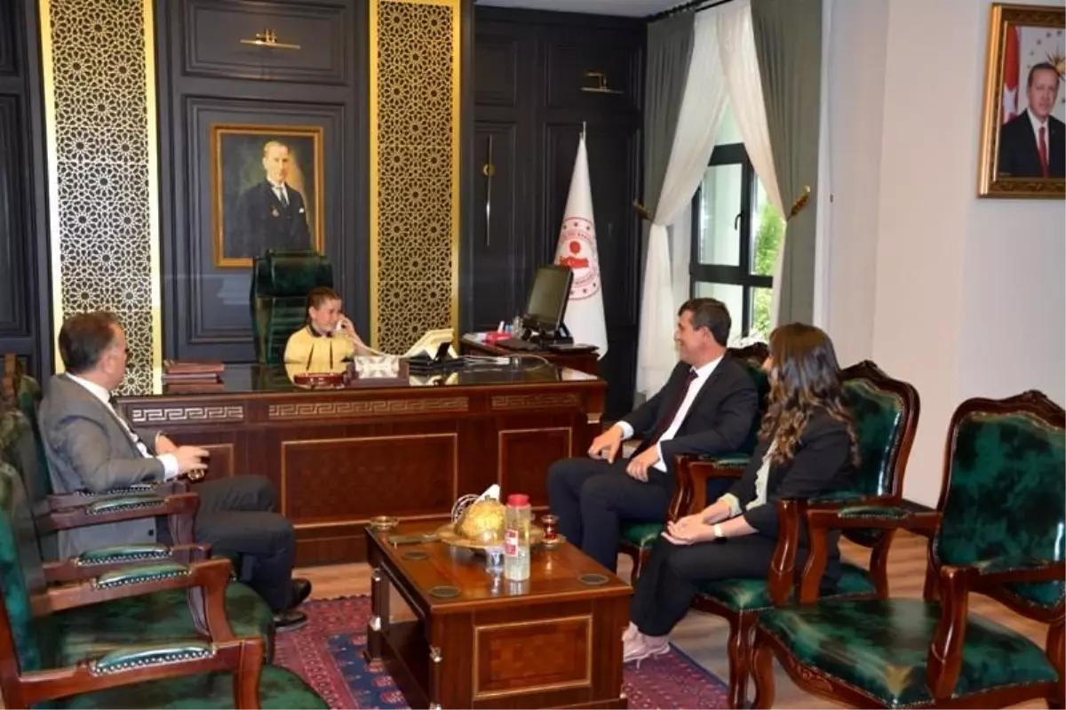 Edremit Kaymakamı, 23 Nisan'da Minik Kaymakamı Ağırladı