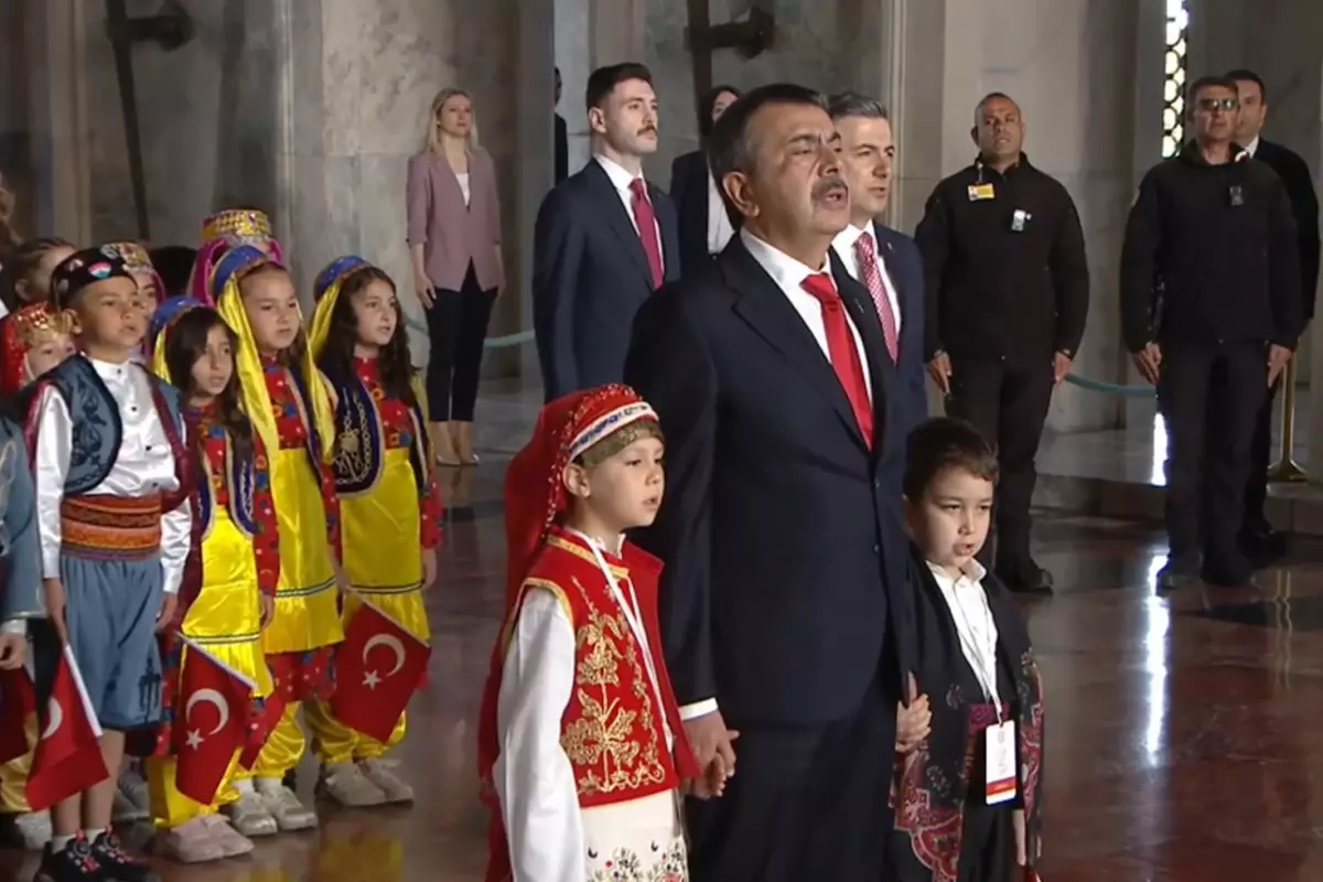 23 Nisan'ı coşkuyla kutlanıyor! Bakan Tekin çocuklarla Anıtkabir'i ziyaret etti