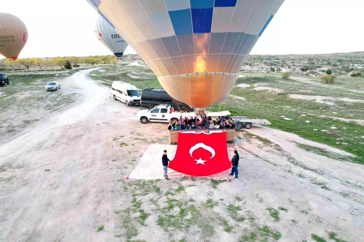 Kapadokya'da 23 Nisan Coşkusu: Sıcak Hava Balonları Gökyüzünde Türk Bayraklarıyla Uçtu