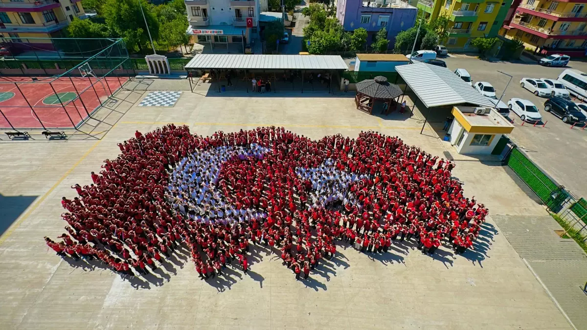 Serik'te 23 Nisan Kutlamalarında 1300 Öğrenci Türk Haritası Oluşturdu