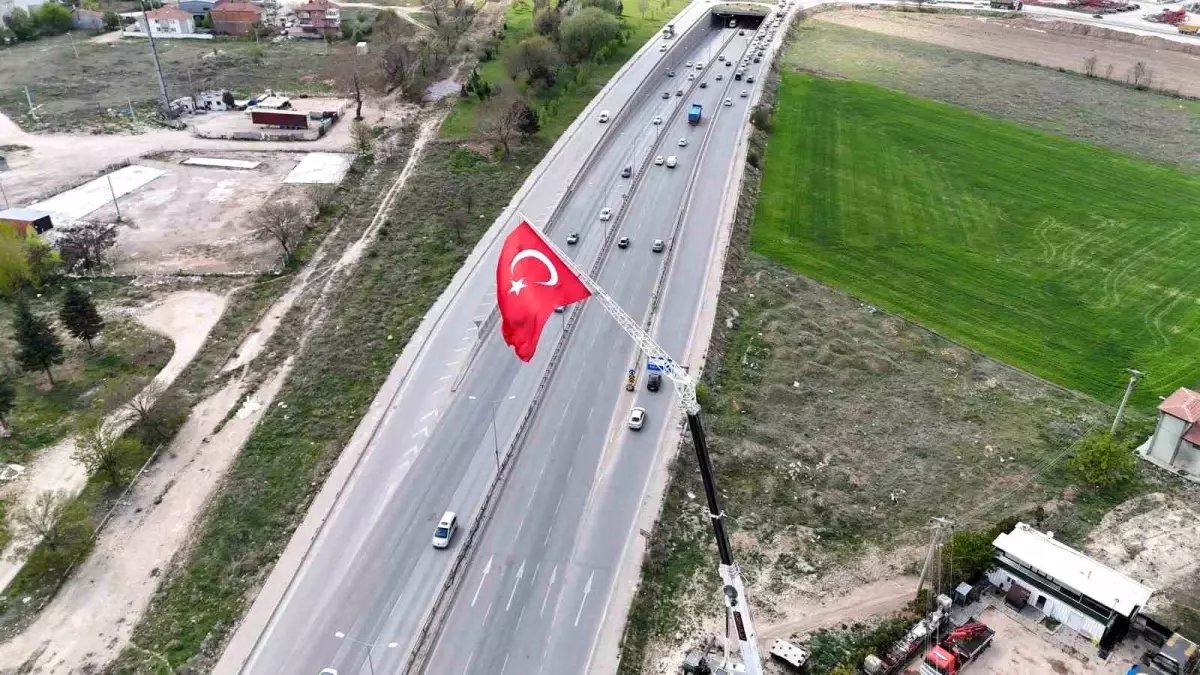 Eskişehir'de Dev Türk Bayrağı Görsel Şölen Oluşturdu