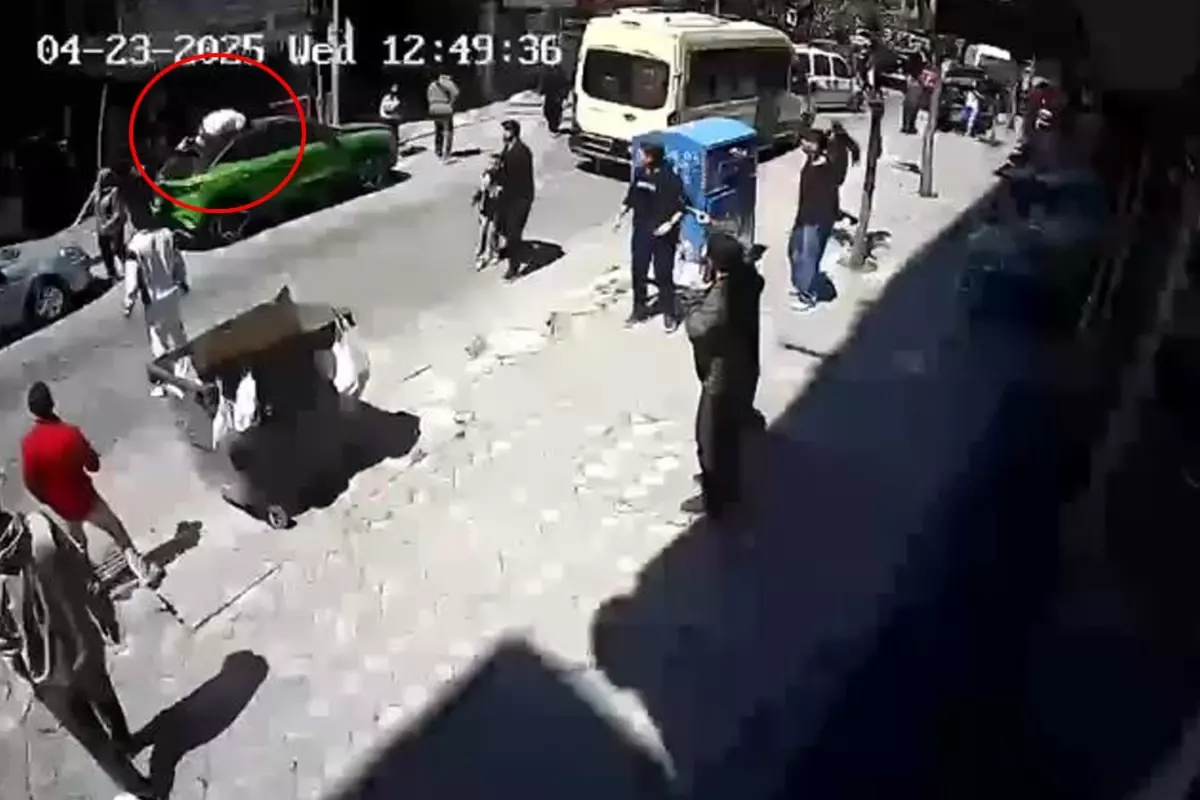 Deprem anında vatandaşın balkondan atladığı anlar kamerada