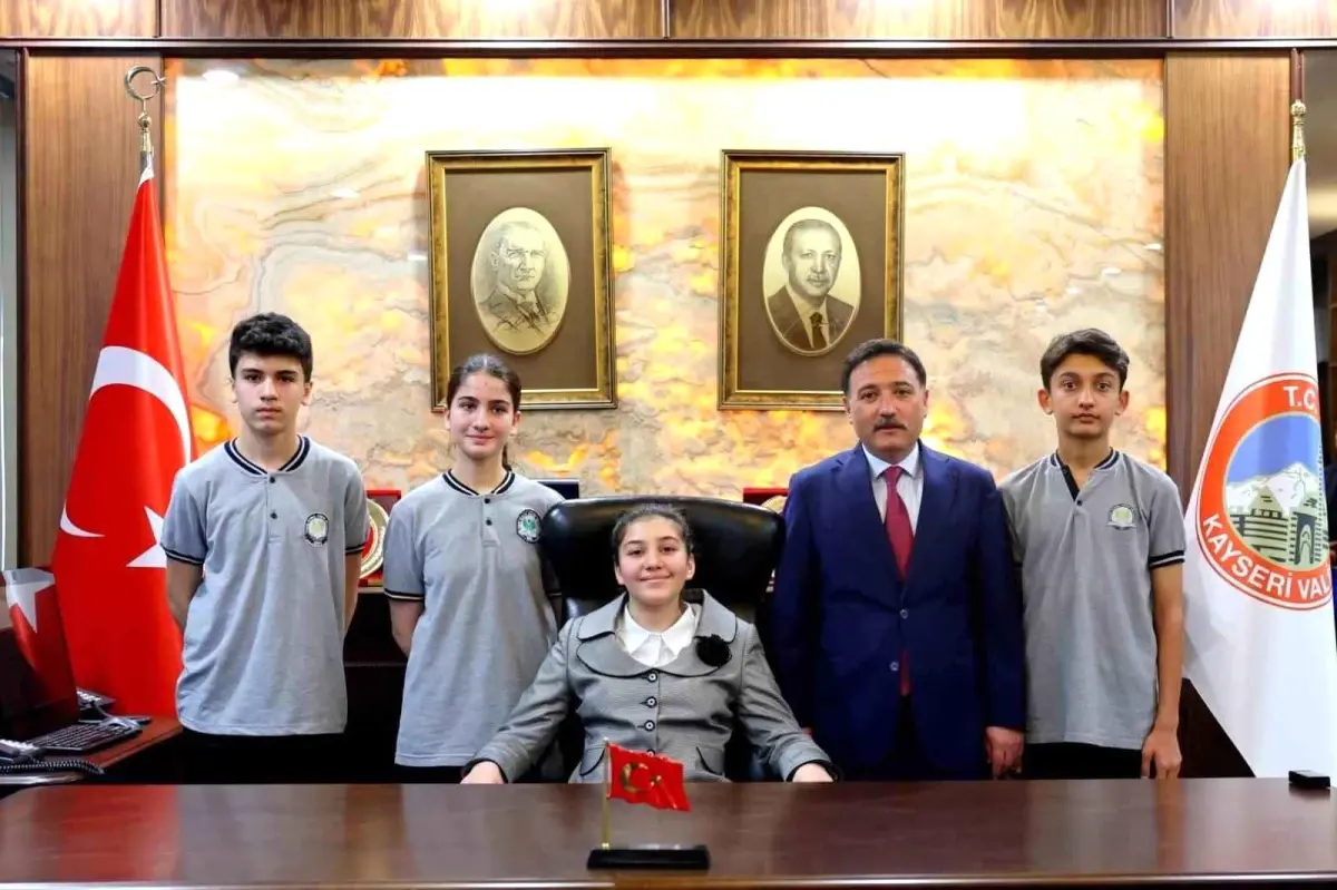 Kayseri'de 23 Nisan'da Temsili Vali Koltuğunu Öğrenci Devraldı