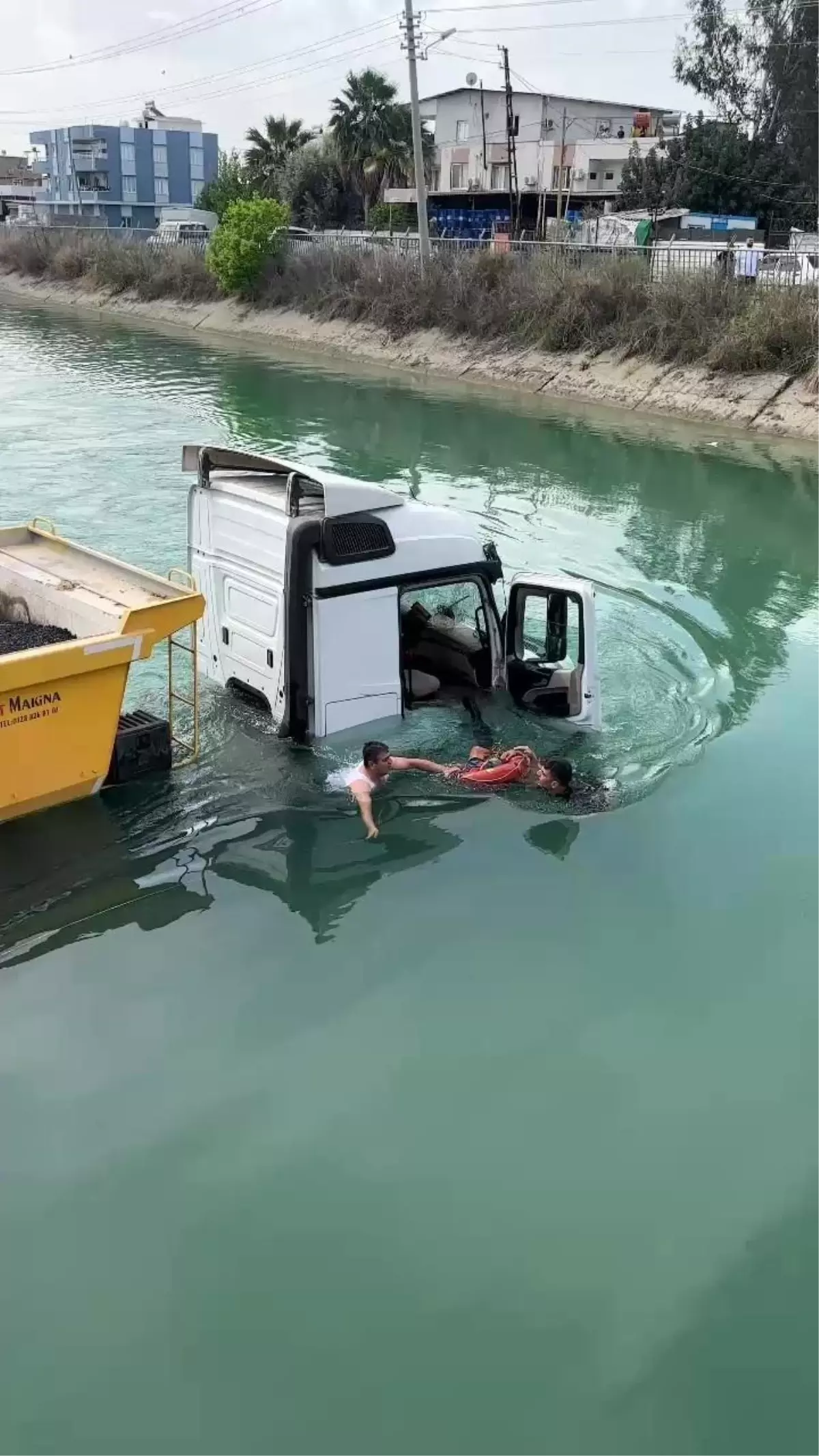 Adana'da Kontrolden Çıkan Tır Sulama Kanalına Düştü