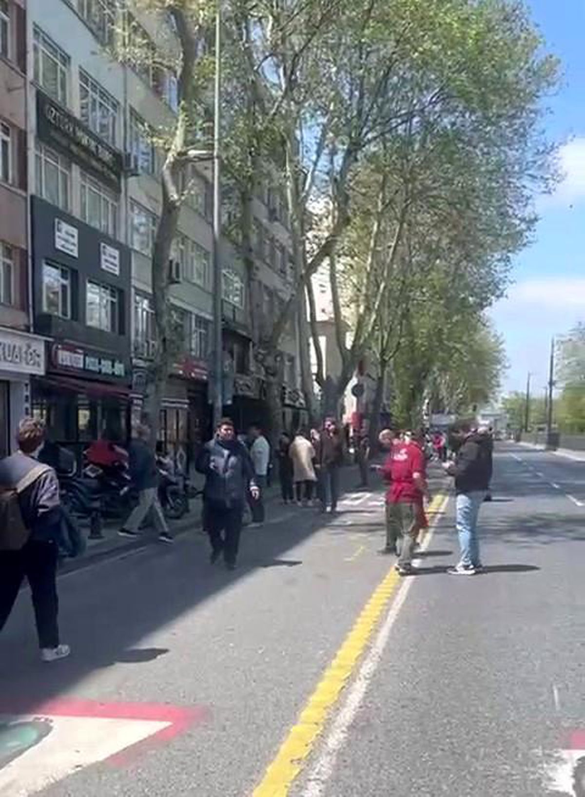 AFAD: 'İstanbul'un Silivri açıklarında saat 12.49'da 6.2 büyüklüğünde deprem meydana geldi.'