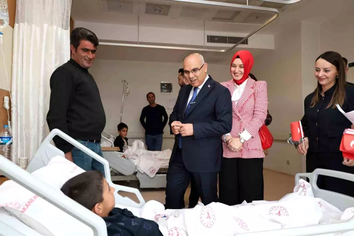 Ağrı Valisi Koç, Hastanedeki Çocukları Ziyaret Etti