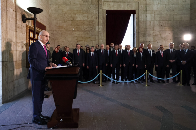 Anıtkabir'de 23 Nisan töreni! Devlet erkanı Atatürk'ün mozolesine çelenk bıraktı Anıtkabir'de 23 Nisan töreni! Devlet erkanı Atatürk'ün mozolesine çelenk bıraktı