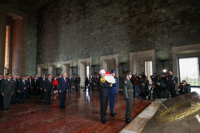 Anıtkabir'de 23 Nisan töreni! Devlet erkanı Atatürk'ün mozolesine çelenk bıraktı Anıtkabir'de 23 Nisan töreni! Devlet erkanı Atatürk'ün mozolesine çelenk bıraktı