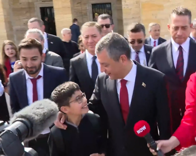 Anıtkabir'i ziyaret eden CHP lideri Özel'i şaşırtan Ali Koç sorusu