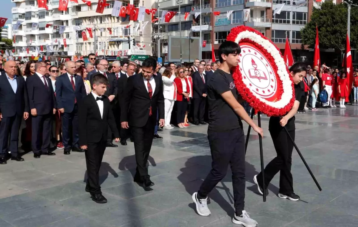 Antalya'da 23 Nisan Kutlamaları Çelenk Sunma Töreniyle Başladı