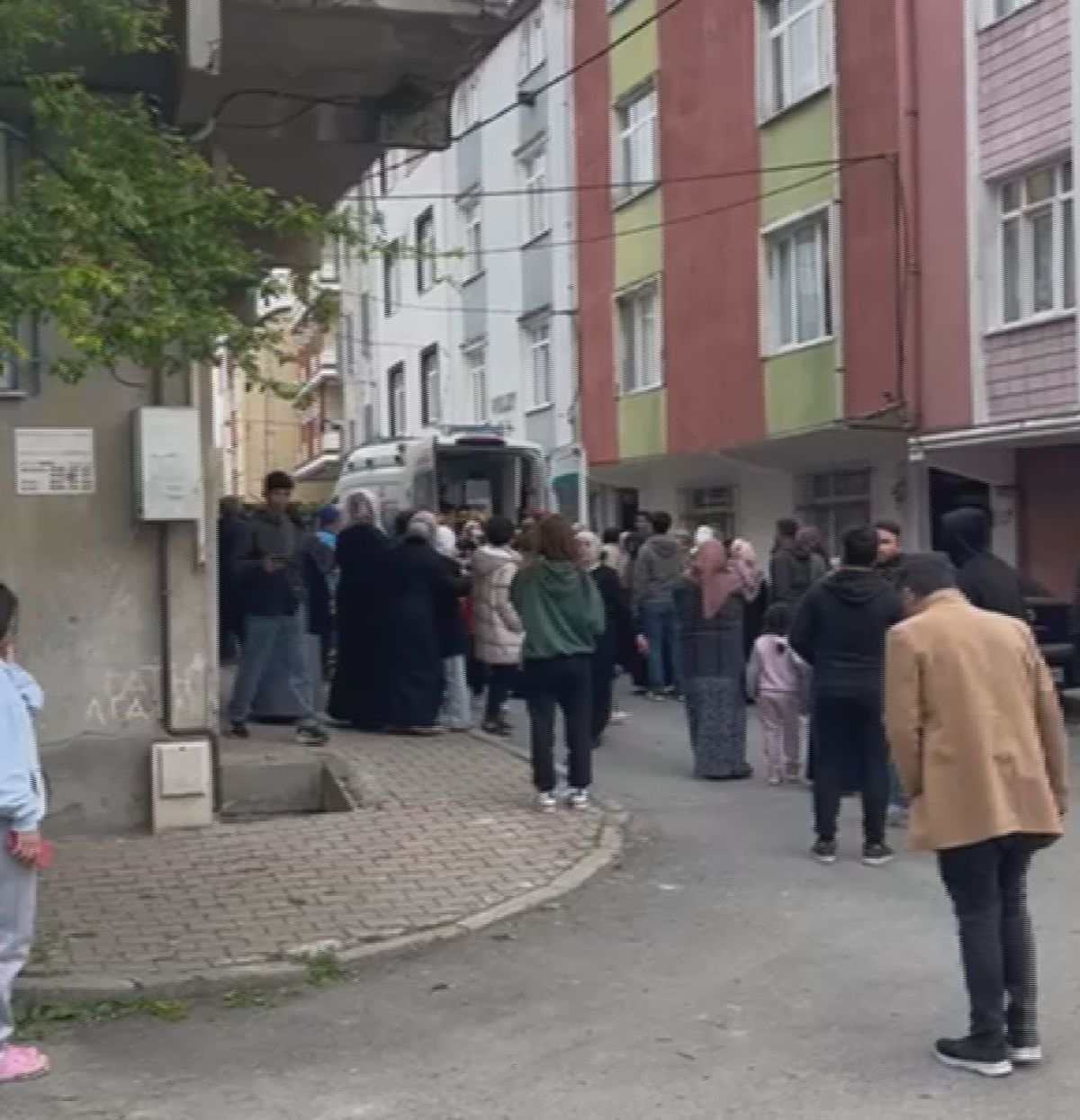 Arnavutköy'de Deprem Anında 3. Kattan Atlayan Kişi Ağır Yaralandı