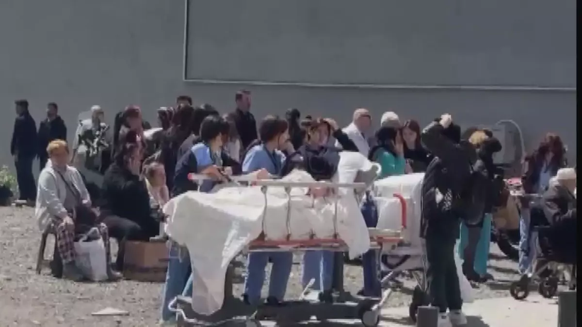 İstanbul'da 6,2 Büyüklüğünde Deprem: Hastalar Geçici Olarak Taşındı
