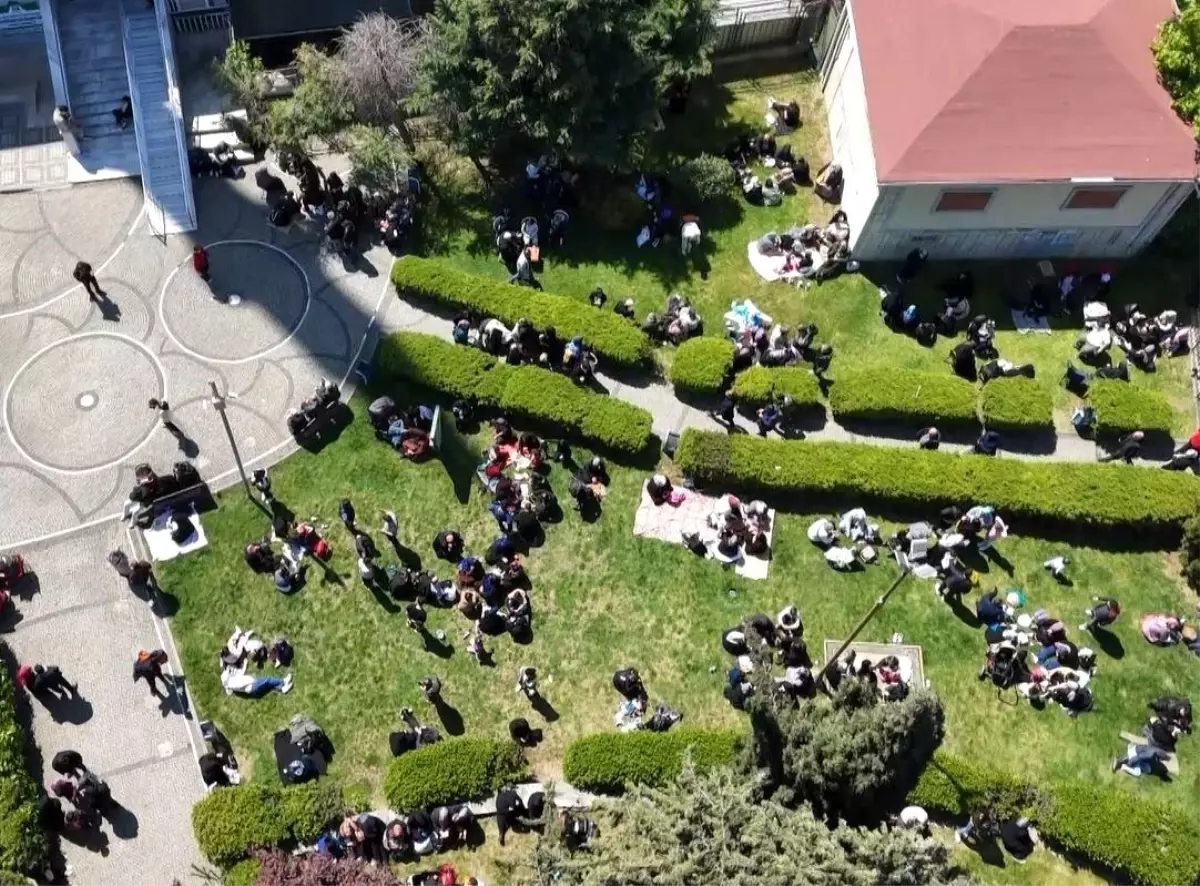İstanbul'da 6.2 Büyüklüğünde Deprem: Vatandaşlar Sokağa Çıktı