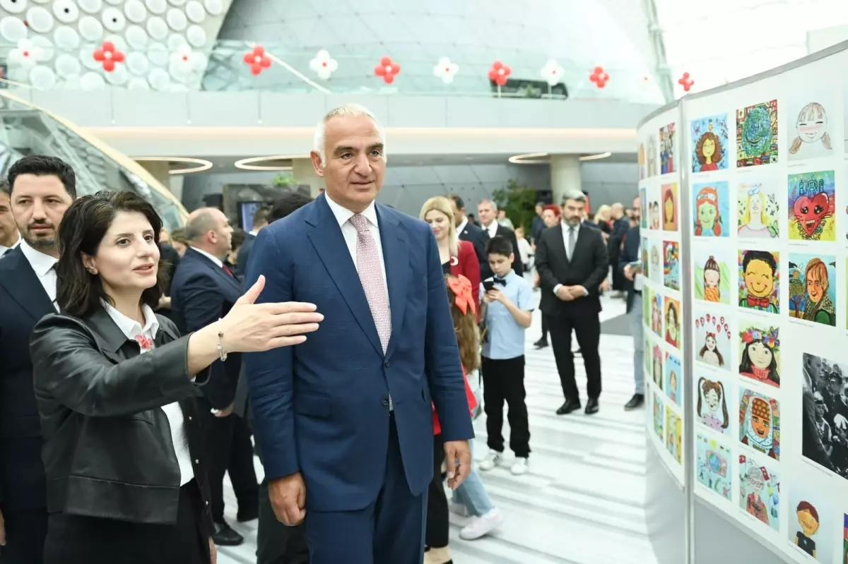 Bakan Ersoy, 'İstiklal Yolu-Mutlu Çocuk Yüzleri' Sergisinin Açılışına Katıldı