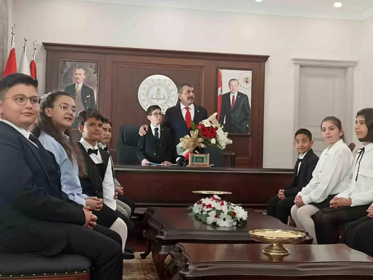 Milli Eğitim Bakanı, 23 Nisan'da Koltuğunu Öğrenciye Devretti