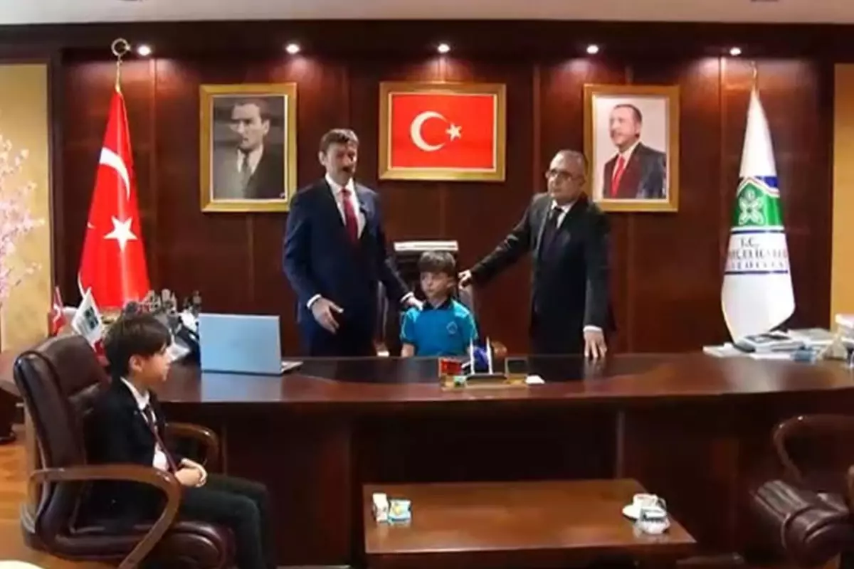 Belediye başkanı koltuğunu öğrenciye devrettiği sırada depreme yakalandı