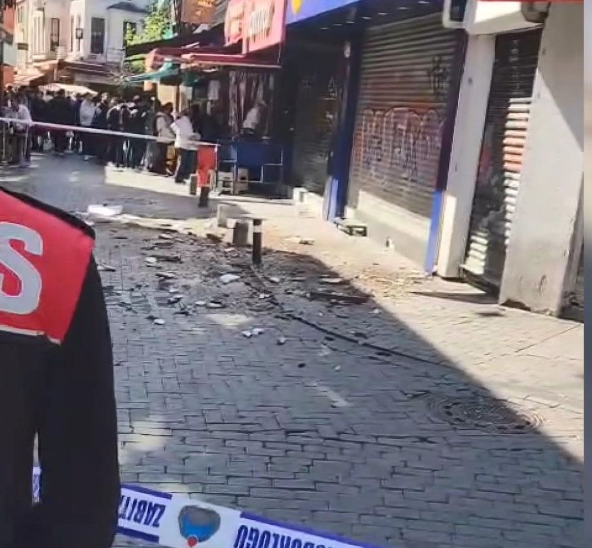 İstanbul'da Deprem Sonrası Beşiktaş Çarşı'da Bina Çatısından Parçalar Düştü