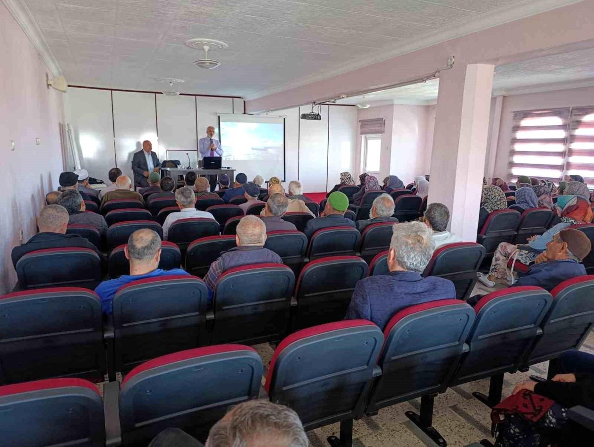 Beyşehir'de hacı adaylarına eğitim semineri