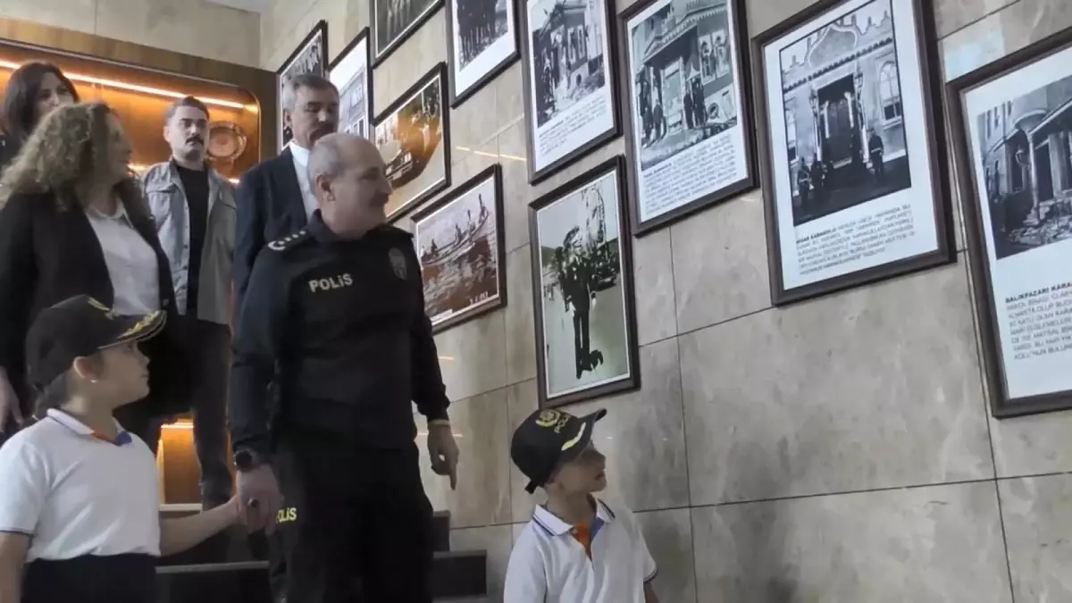 Bursa'da Öğrenci, Emniyet Müdürü Koltuğuna Oturdu