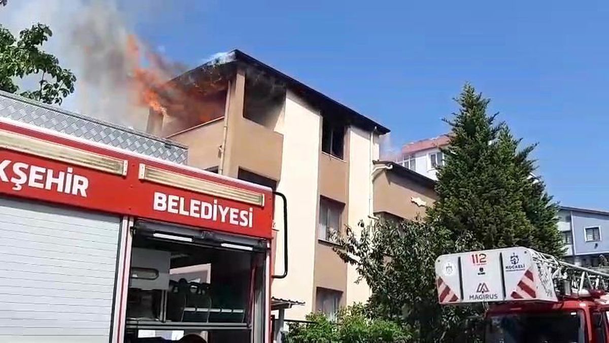 Kocaeli'de Çatı Yangını: 1 Yaralı