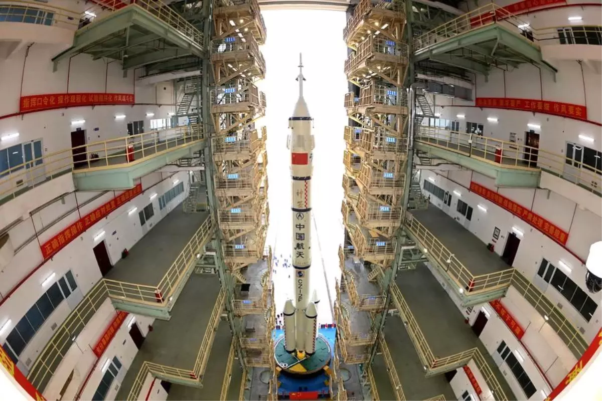 Çin, Shenzhou-20 Uzay Aracını Fırlatıyor