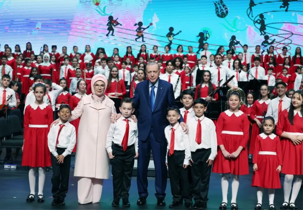 Cumhurbaşkanı Erdoğan, Cumhurbaşkanlığı Çocuk Korosu'nun konserini dinledi! Dikkat çeken hediye