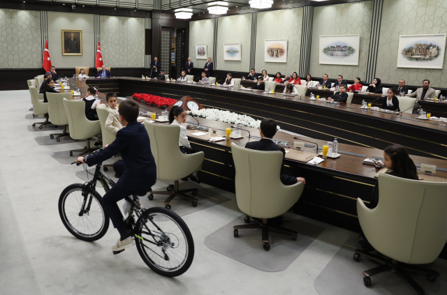 Cumhurbaşkanı Erdoğan, Külliye'de çocukları ağırladı