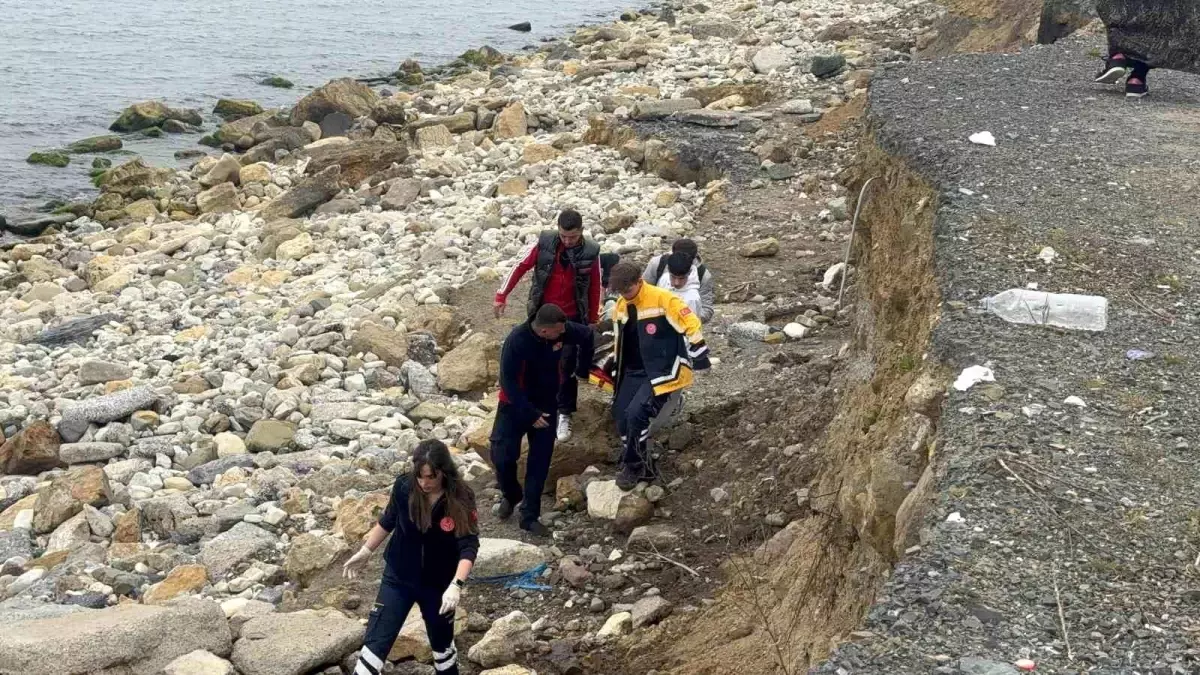 Zonguldak'ta Kayalıklardan Düşen Kişi Hastaneye Kaldırıldı
